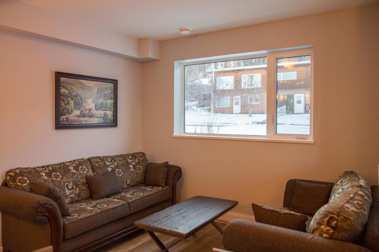 Downtown Whitehorse 4 Bedrooms Deluxe Condo Екстериор снимка
